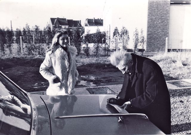 Amelie had geluk. Eerste dag op de baan en ze trof al iemand die zich niet aan de voorrang aan rechts hield. Kassa, kassa!